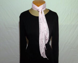 One of the many ways to tie this scarf around the neck. 